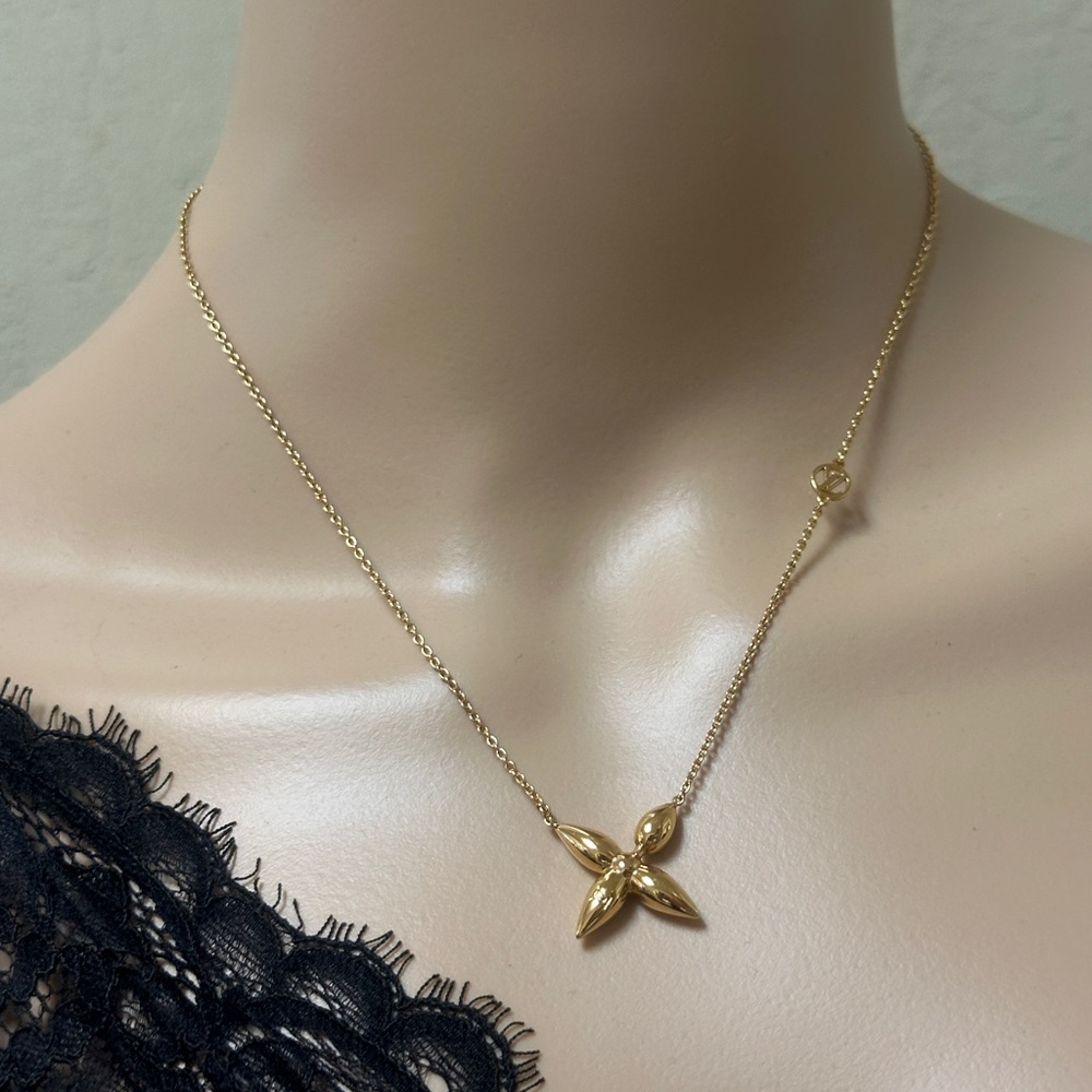Louis Vuitton Gold Tone Monogram Flower Pendant Necklace - Picture 3 of 12